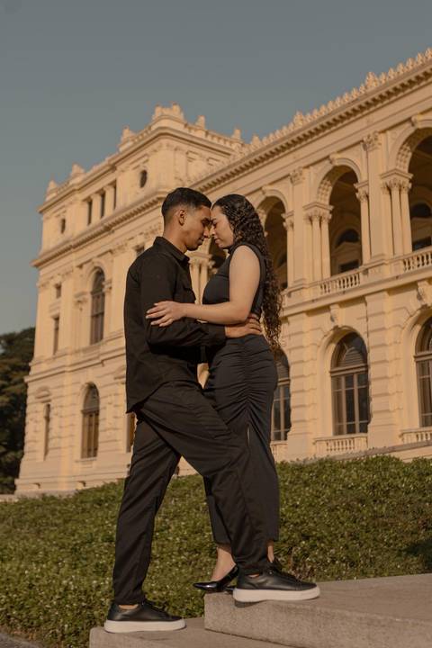 As melhores ideias e inspirações criativas de fotos de ensaio pré casamento registradas por fotógrafos profissionais de eventos da empresa Criativus Foto e Vídeo no Museu do Ipiranga - SP'