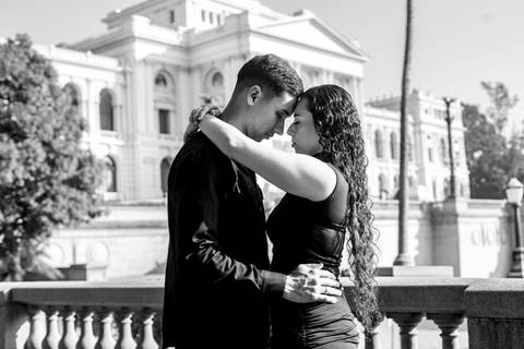 As melhores ideias e inspirações criativas de fotos de ensaio pré casamento registradas por fotógrafos profissionais de eventos da empresa Criativus Foto e Vídeo no Museu do Ipiranga - SP'