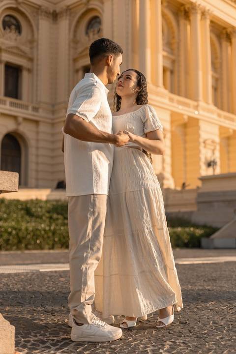 As melhores ideias e inspirações criativas de fotos de ensaio pré casamento registradas por fotógrafos profissionais de eventos da empresa Criativus Foto e Vídeo no Museu do Ipiranga - SP'
