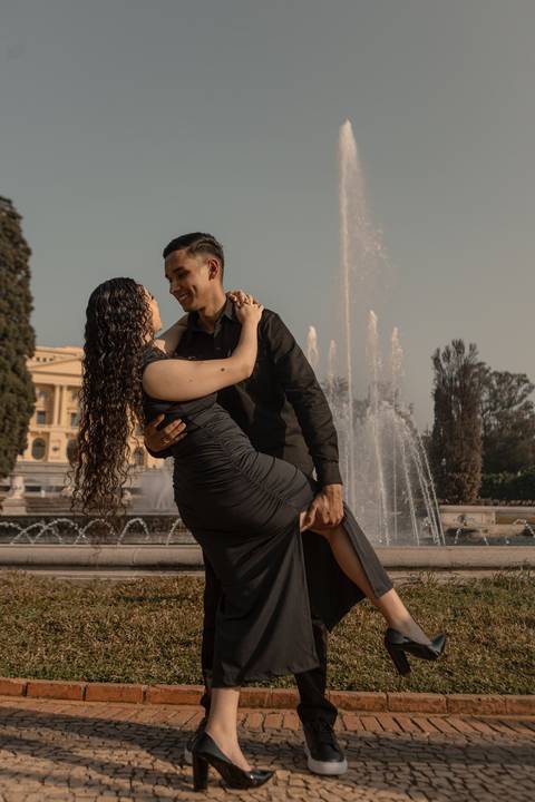 As melhores ideias e inspirações criativas de fotos de ensaio pré casamento registradas por fotógrafos profissionais de eventos da empresa Criativus Foto e Vídeo no Museu do Ipiranga - SP'