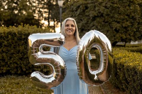 As melhores ideias e inspirações criativas de fotos de ensaio de 50 anos registradas por fotógrafos profissionais de eventos da empresa Criativus Foto e Vídeo no Museu do Ipiranga'