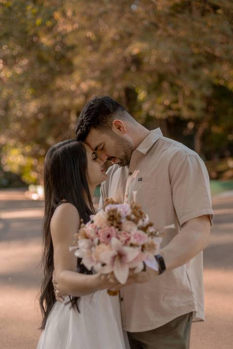 As melhores ideias e inspirações criativas de fotos de ensaio pré casamento registradas por fotógrafos profissionais de eventos da empresa Criativus Foto e Vídeo no Academia Gaviões e Horto Florestal'