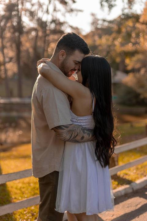 As melhores ideias e inspirações criativas de fotos de ensaio pré casamento registradas por fotógrafos profissionais de eventos da empresa Criativus Foto e Vídeo no Academia Gaviões e Horto Florestal'