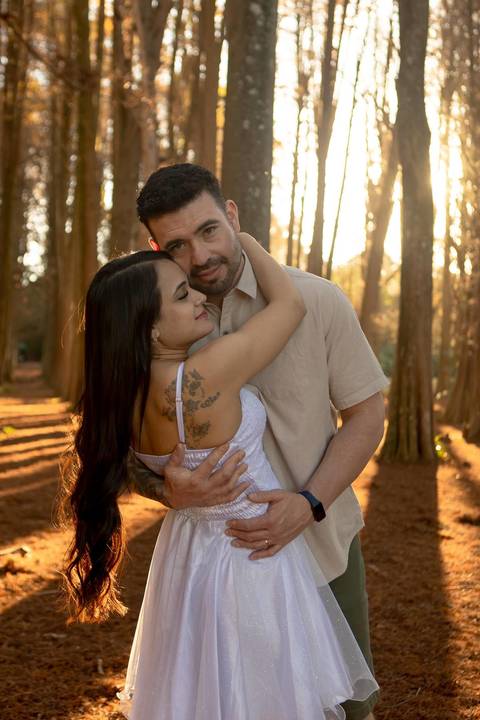 As melhores ideias e inspirações criativas de fotos de ensaio pré casamento registradas por fotógrafos profissionais de eventos da empresa Criativus Foto e Vídeo no Academia Gaviões e Horto Florestal'