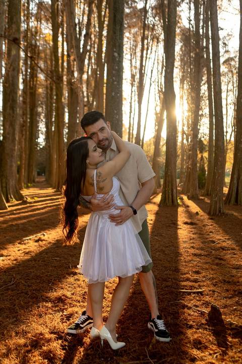 As melhores ideias e inspirações criativas de fotos de ensaio pré casamento registradas por fotógrafos profissionais de eventos da empresa Criativus Foto e Vídeo no Academia Gaviões e Horto Florestal'