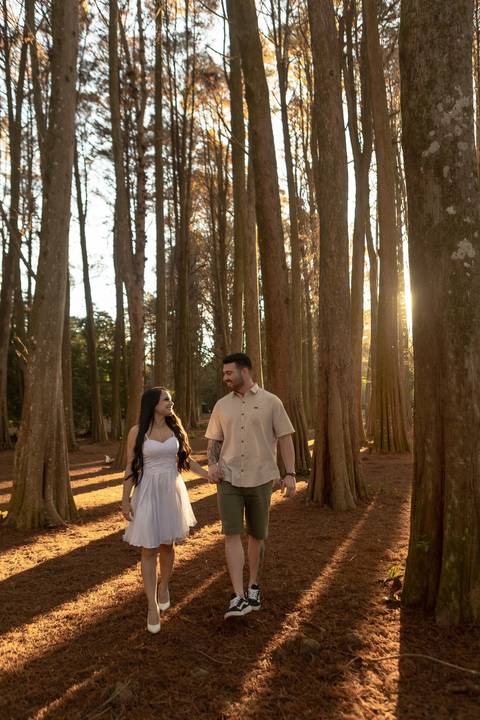 As melhores ideias e inspirações criativas de fotos de ensaio pré casamento registradas por fotógrafos profissionais de eventos da empresa Criativus Foto e Vídeo no Academia Gaviões e Horto Florestal'