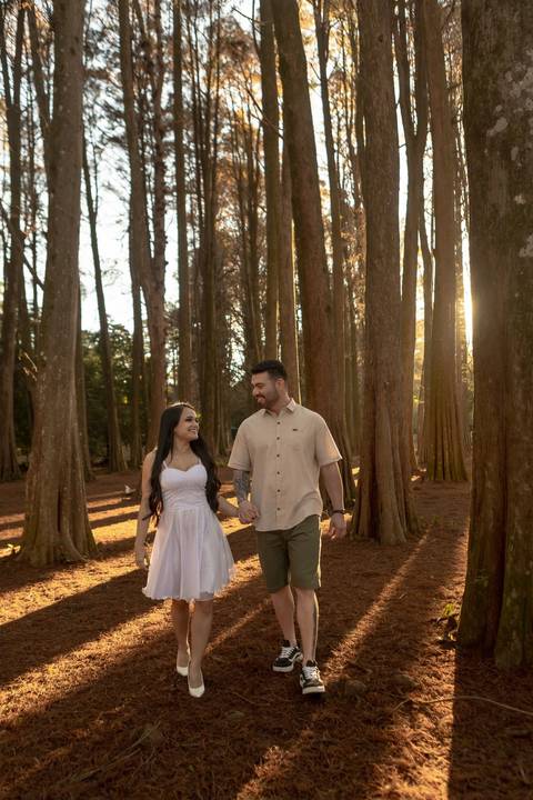 As melhores ideias e inspirações criativas de fotos de ensaio pré casamento registradas por fotógrafos profissionais de eventos da empresa Criativus Foto e Vídeo no Academia Gaviões e Horto Florestal'