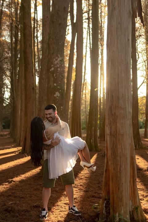 As melhores ideias e inspirações criativas de fotos de ensaio pré casamento registradas por fotógrafos profissionais de eventos da empresa Criativus Foto e Vídeo no Academia Gaviões e Horto Florestal'
