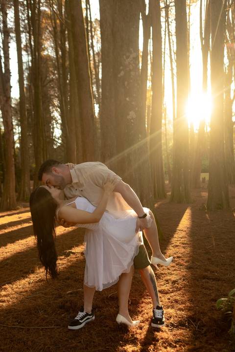 As melhores ideias e inspirações criativas de fotos de ensaio pré casamento registradas por fotógrafos profissionais de eventos da empresa Criativus Foto e Vídeo no Academia Gaviões e Horto Florestal'