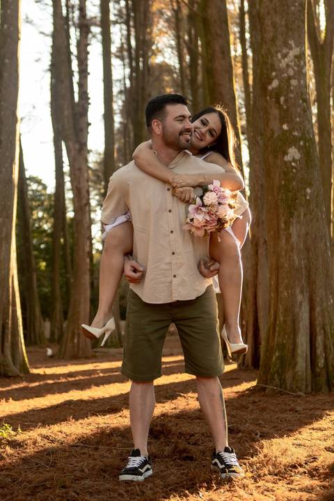 As melhores ideias e inspirações criativas de fotos de ensaio pré casamento registradas por fotógrafos profissionais de eventos da empresa Criativus Foto e Vídeo no Academia Gaviões e Horto Florestal'