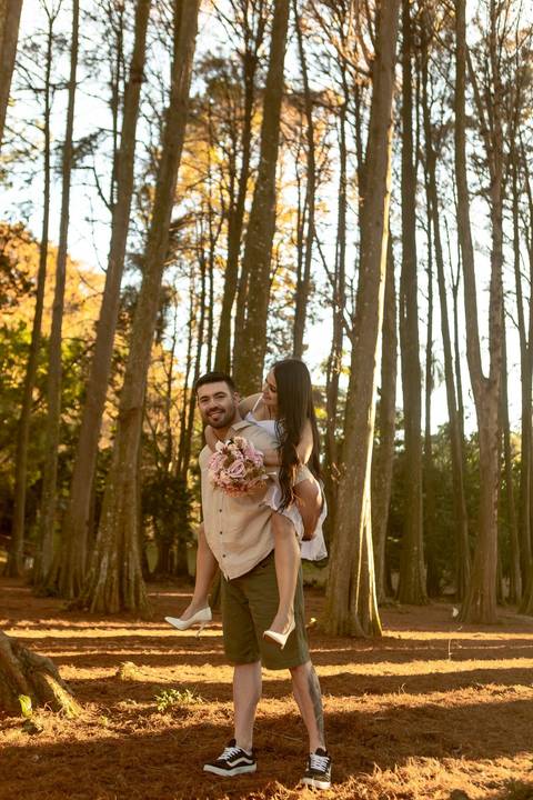 As melhores ideias e inspirações criativas de fotos de ensaio pré casamento registradas por fotógrafos profissionais de eventos da empresa Criativus Foto e Vídeo no Academia Gaviões e Horto Florestal'