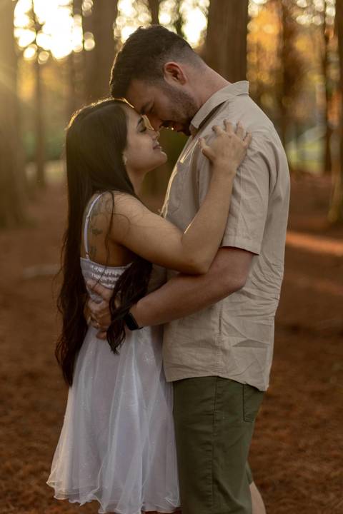 As melhores ideias e inspirações criativas de fotos de ensaio pré casamento registradas por fotógrafos profissionais de eventos da empresa Criativus Foto e Vídeo no Academia Gaviões e Horto Florestal'