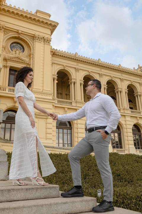 As melhores ideias e inspirações criativas de fotos de ensaio pré casamento registradas por fotógrafos profissionais de eventos da empresa Criativus Foto e Vídeo no Museu do Ipiranga'