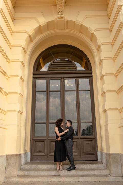 As melhores ideias e inspirações criativas de fotos de ensaio pré casamento registradas por fotógrafos profissionais de eventos da empresa Criativus Foto e Vídeo no Museu do Ipiranga'