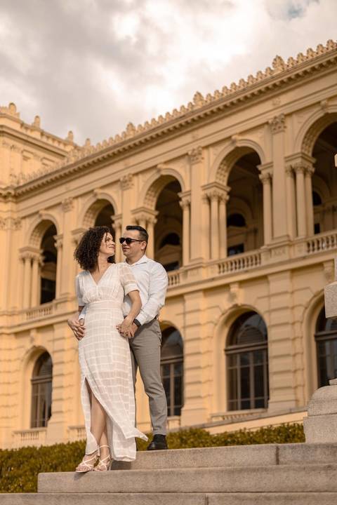 As melhores ideias e inspirações criativas de fotos de ensaio pré casamento registradas por fotógrafos profissionais de eventos da empresa Criativus Foto e Vídeo no Museu do Ipiranga'