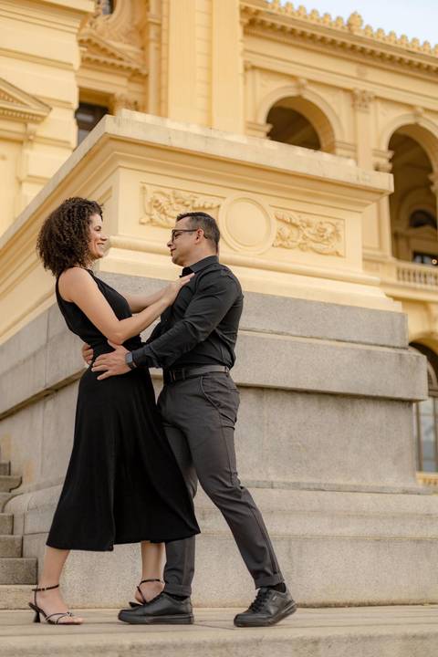 As melhores ideias e inspirações criativas de fotos de ensaio pré casamento registradas por fotógrafos profissionais de eventos da empresa Criativus Foto e Vídeo no Museu do Ipiranga'