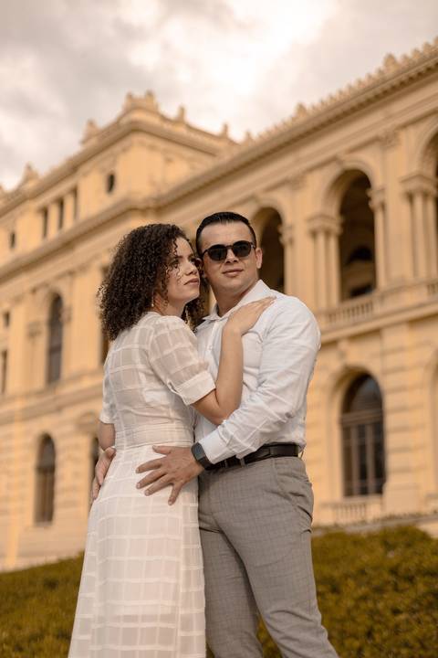 As melhores ideias e inspirações criativas de fotos de ensaio pré casamento registradas por fotógrafos profissionais de eventos da empresa Criativus Foto e Vídeo no Museu do Ipiranga'