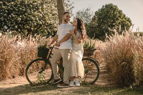As melhores ideias e inspirações criativas de fotos de ensaio pré casamento registradas por fotógrafos profissionais de eventos da empresa Criativus Foto e Vídeo na cidade de Holambra  '