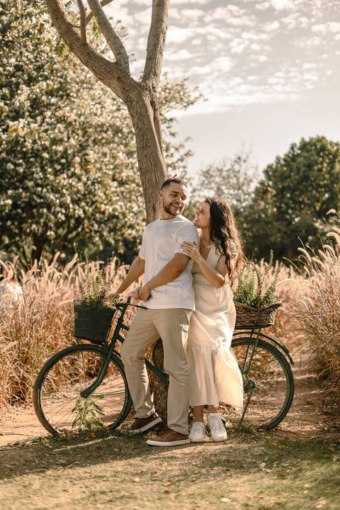 As melhores ideias e inspirações criativas de fotos de ensaio pré casamento registradas por fotógrafos profissionais de eventos da empresa Criativus Foto e Vídeo na cidade de Holambra  '