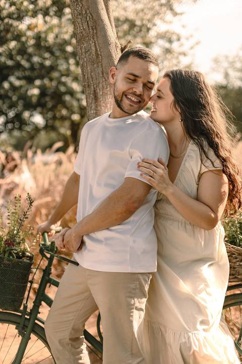 As melhores ideias e inspirações criativas de fotos de ensaio pré casamento registradas por fotógrafos profissionais de eventos da empresa Criativus Foto e Vídeo na cidade de Holambra  '