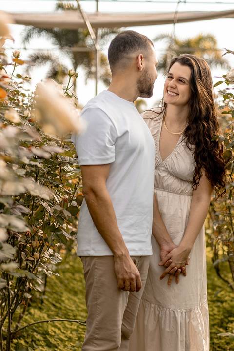 As melhores ideias e inspirações criativas de fotos de ensaio pré casamento registradas por fotógrafos profissionais de eventos da empresa Criativus Foto e Vídeo na cidade de Holambra  '