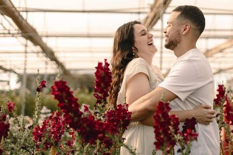 As melhores ideias e inspirações criativas de fotos de ensaio pré casamento registradas por fotógrafos profissionais de eventos da empresa Criativus Foto e Vídeo na cidade de Holambra  '