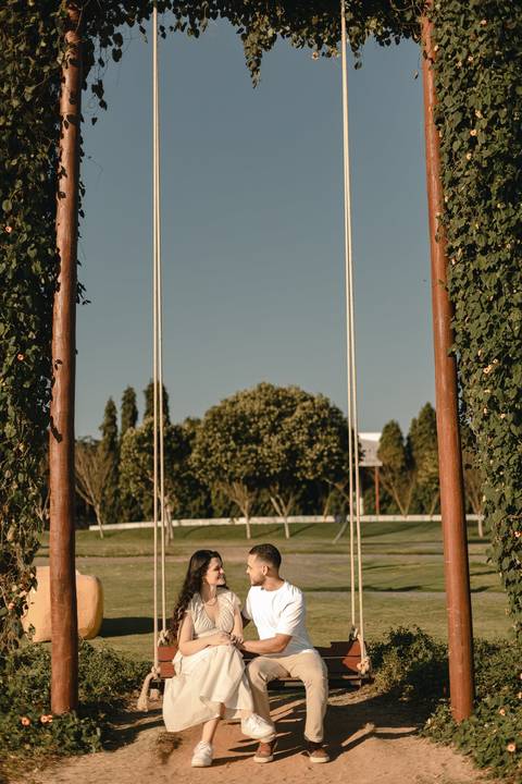 As melhores ideias e inspirações criativas de fotos de ensaio pré casamento registradas por fotógrafos profissionais de eventos da empresa Criativus Foto e Vídeo na cidade de Holambra  '