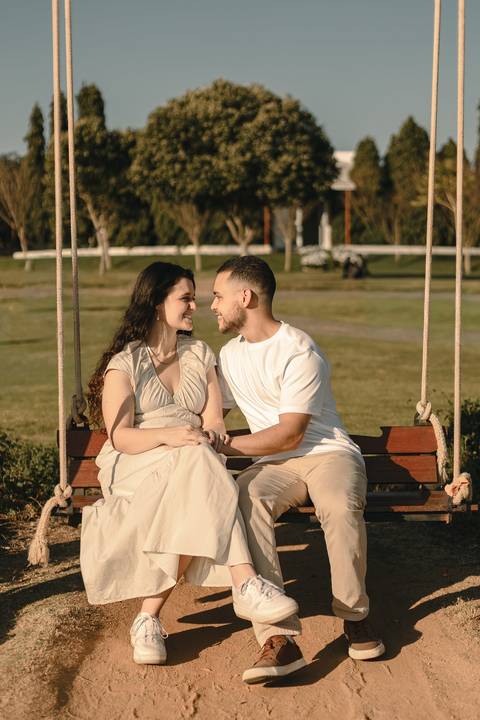 As melhores ideias e inspirações criativas de fotos de ensaio pré casamento registradas por fotógrafos profissionais de eventos da empresa Criativus Foto e Vídeo na cidade de Holambra  '