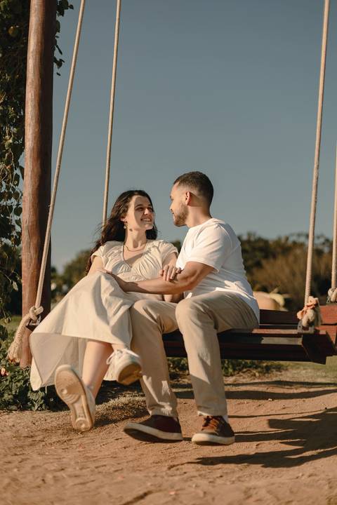 As melhores ideias e inspirações criativas de fotos de ensaio pré casamento registradas por fotógrafos profissionais de eventos da empresa Criativus Foto e Vídeo na cidade de Holambra  '