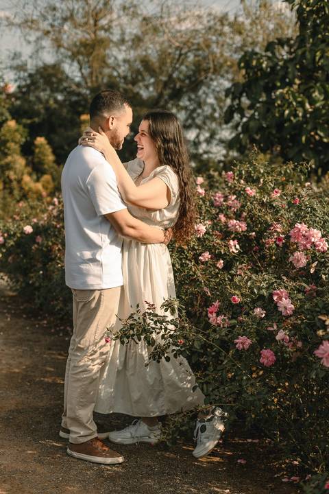 As melhores ideias e inspirações criativas de fotos de ensaio pré casamento registradas por fotógrafos profissionais de eventos da empresa Criativus Foto e Vídeo na cidade de Holambra  '