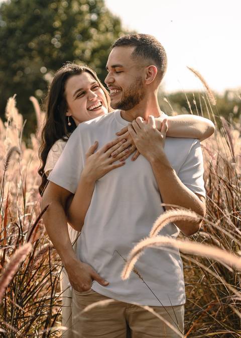 As melhores ideias e inspirações criativas de fotos de ensaio pré casamento registradas por fotógrafos profissionais de eventos da empresa Criativus Foto e Vídeo na cidade de Holambra  '