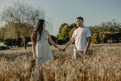 As melhores ideias e inspirações criativas de fotos de ensaio pré casamento registradas por fotógrafos profissionais de eventos da empresa Criativus Foto e Vídeo na cidade de Holambra  '