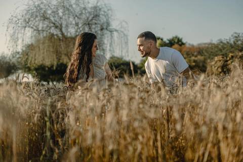 As melhores ideias e inspirações criativas de fotos de ensaio pré casamento registradas por fotógrafos profissionais de eventos da empresa Criativus Foto e Vídeo na cidade de Holambra  '