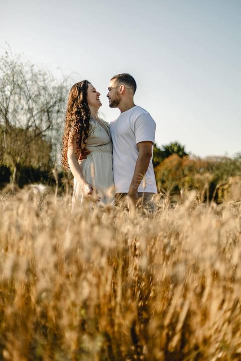 As melhores ideias e inspirações criativas de fotos de ensaio pré casamento registradas por fotógrafos profissionais de eventos da empresa Criativus Foto e Vídeo na cidade de Holambra  '