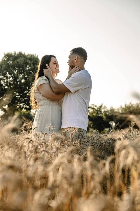 As melhores ideias e inspirações criativas de fotos de ensaio pré casamento registradas por fotógrafos profissionais de eventos da empresa Criativus Foto e Vídeo na cidade de Holambra  '