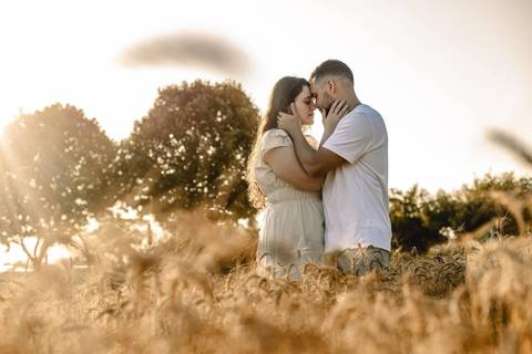 As melhores ideias e inspirações criativas de fotos de ensaio pré casamento registradas por fotógrafos profissionais de eventos da empresa Criativus Foto e Vídeo na cidade de Holambra  '