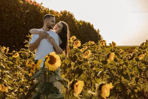 As melhores ideias e inspirações criativas de fotos de ensaio pré casamento registradas por fotógrafos profissionais de eventos da empresa Criativus Foto e Vídeo na cidade de Holambra  '