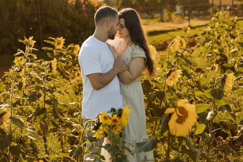 As melhores ideias e inspirações criativas de fotos de ensaio pré casamento registradas por fotógrafos profissionais de eventos da empresa Criativus Foto e Vídeo na cidade de Holambra  '