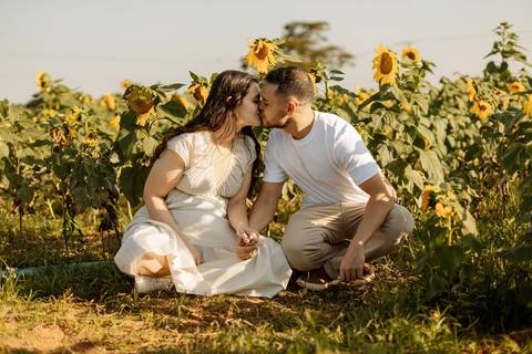 As melhores ideias e inspirações criativas de fotos de ensaio pré casamento registradas por fotógrafos profissionais de eventos da empresa Criativus Foto e Vídeo na cidade de Holambra  '