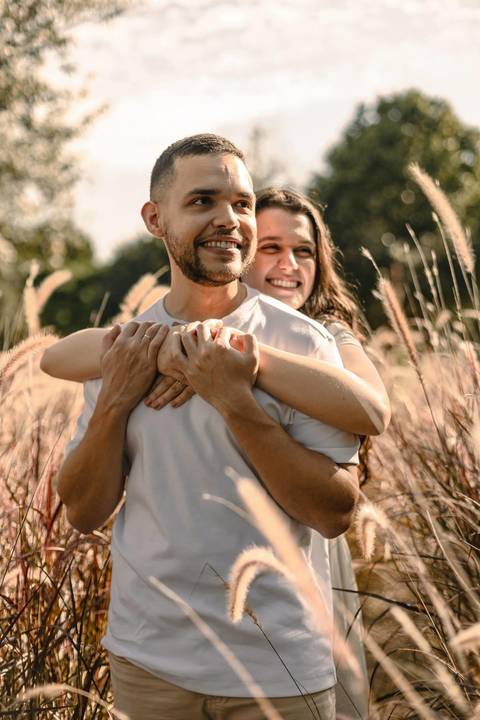 As melhores ideias e inspirações criativas de fotos de ensaio pré casamento registradas por fotógrafos profissionais de eventos da empresa Criativus Foto e Vídeo na cidade de Holambra  '
