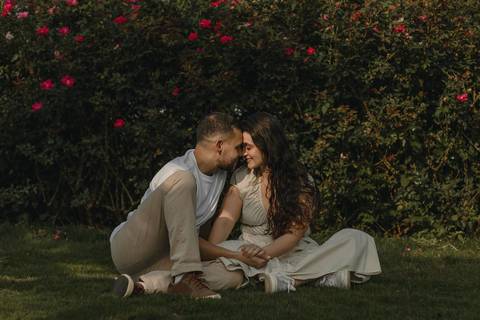 As melhores ideias e inspirações criativas de fotos de ensaio pré casamento registradas por fotógrafos profissionais de eventos da empresa Criativus Foto e Vídeo na cidade de Holambra  '