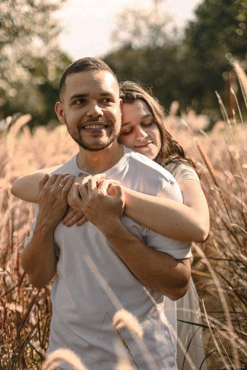 As melhores ideias e inspirações criativas de fotos de ensaio pré casamento registradas por fotógrafos profissionais de eventos da empresa Criativus Foto e Vídeo na cidade de Holambra  '