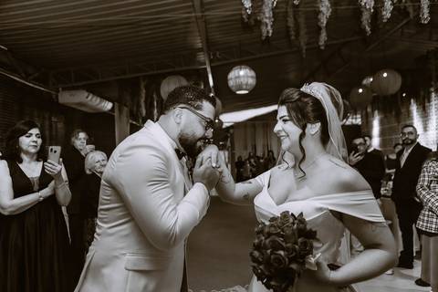 As melhores ideias e inspirações criativas de fotos de casamento registradas por fotógrafos profissionais de eventos da empresa Criativus Foto e Vídeo no Espaço Mariah em Osasco'
