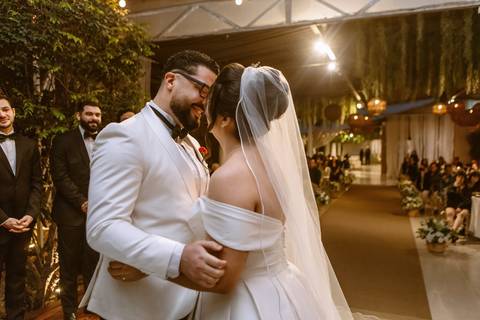 As melhores ideias e inspirações criativas de fotos de casamento registradas por fotógrafos profissionais de eventos da empresa Criativus Foto e Vídeo no Espaço Mariah em Osasco'