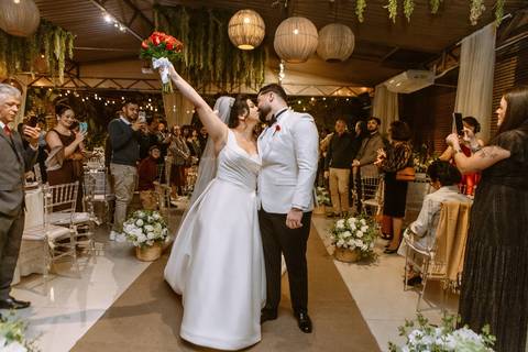 As melhores ideias e inspirações criativas de fotos de casamento registradas por fotógrafos profissionais de eventos da empresa Criativus Foto e Vídeo no Espaço Mariah em Osasco'