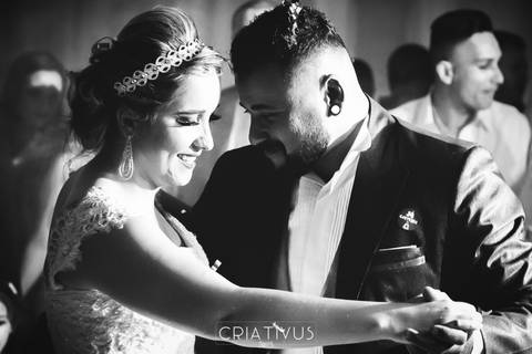 Aquele momento marcante, a grande dança dos noivos.'