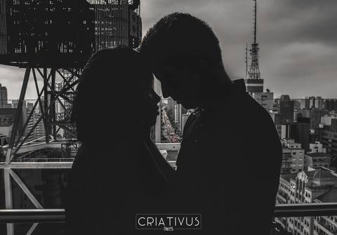 Inspiração e ideias criativas  ensaio fotográfico pré casamento de casal
 na Av. Paulista
'