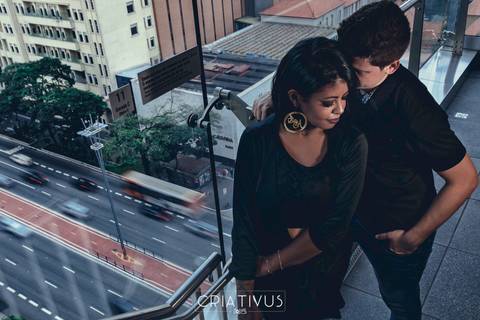 Inspiração e ideias criativas  ensaio fotográfico pré casamento de casal
 na Av. Paulista
'