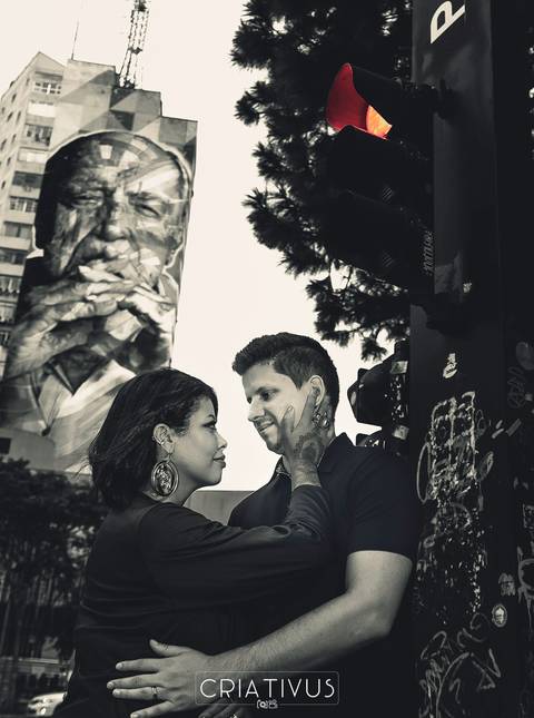 Inspiração e ideias criativas  ensaio fotográfico pré casamento de casal
 na Av. Paulista
'