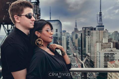 Inspiração e ideias criativas  ensaio fotográfico pré casamento de casal
 na Av. Paulista
'